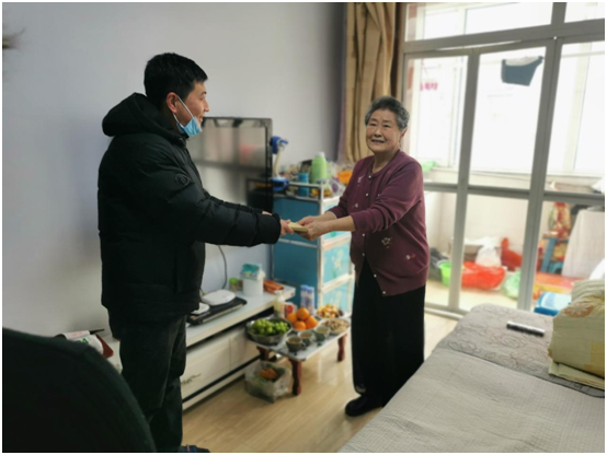 岁寒慰问走访  情暖退休干警