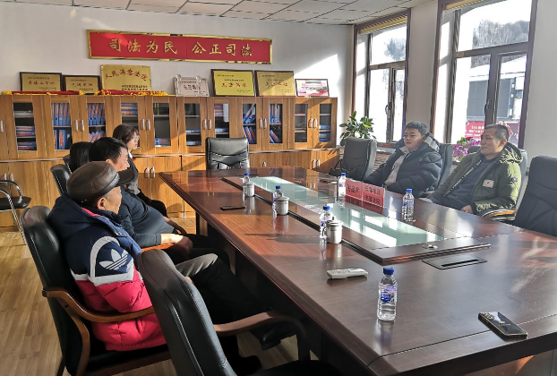 白石山林区基层法院：节前慰问困难干警 组