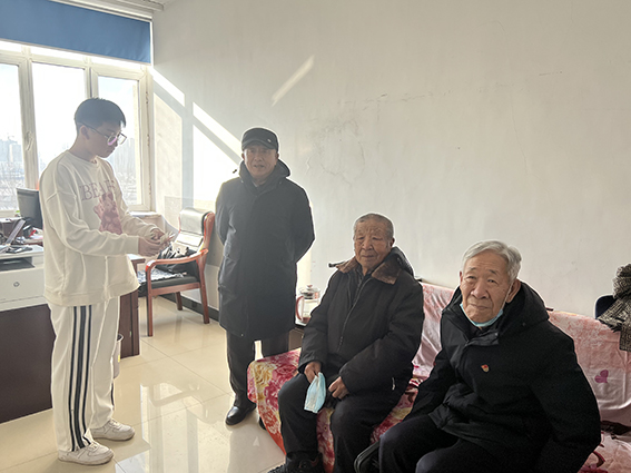 宁江法院：耄耋老人交党费 永葆本色显党性