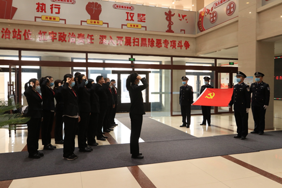 长白法院学雷锋纪念日  开展“升国旗、重