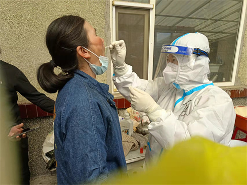 长白县人民法院：“大白”上门服务有温度