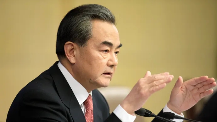 王毅同阿富汗临时政府代理副总理会谈