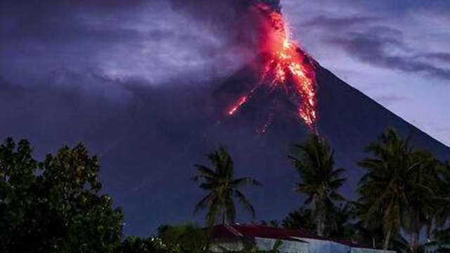菲律宾一火山喷发蒸气 提高警戒级别