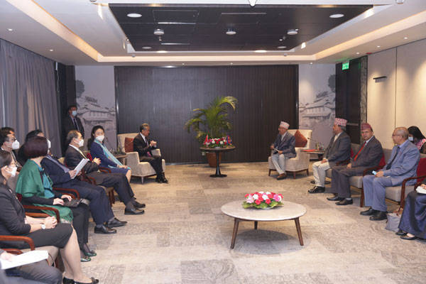 王毅会见尼共（联合马列）主席奥利