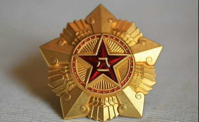 经中央军委主席习近平批准中央军委将评选颁