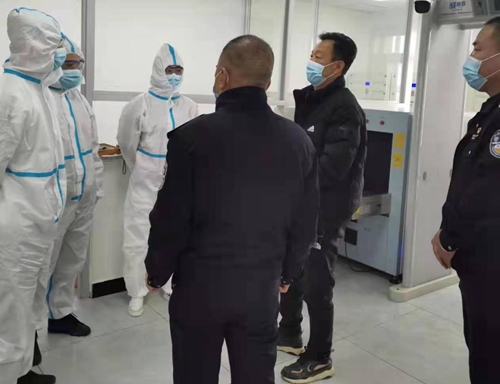 严守入院通道 安检防疫两手抓