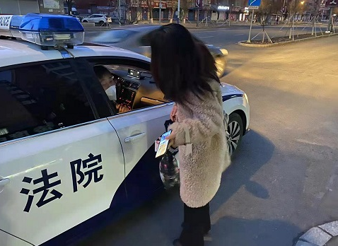 巡查路上拾皮包，迅速归还解民忧