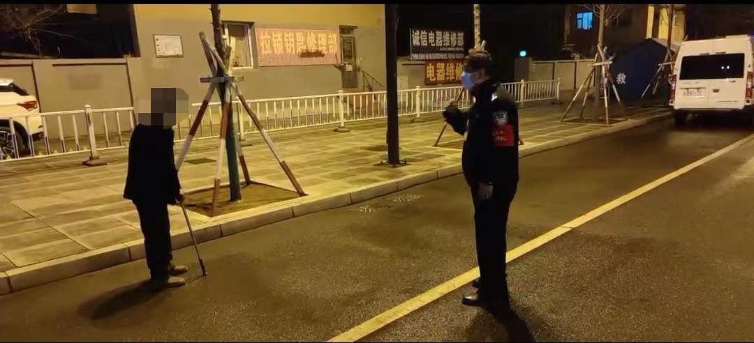 永吉法院： 老人两次欲闯卡口 干警“特别