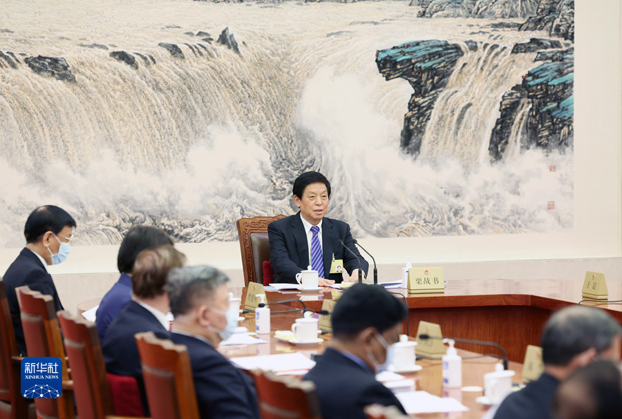 栗战书主持十三届全国人大常委会举行第一百