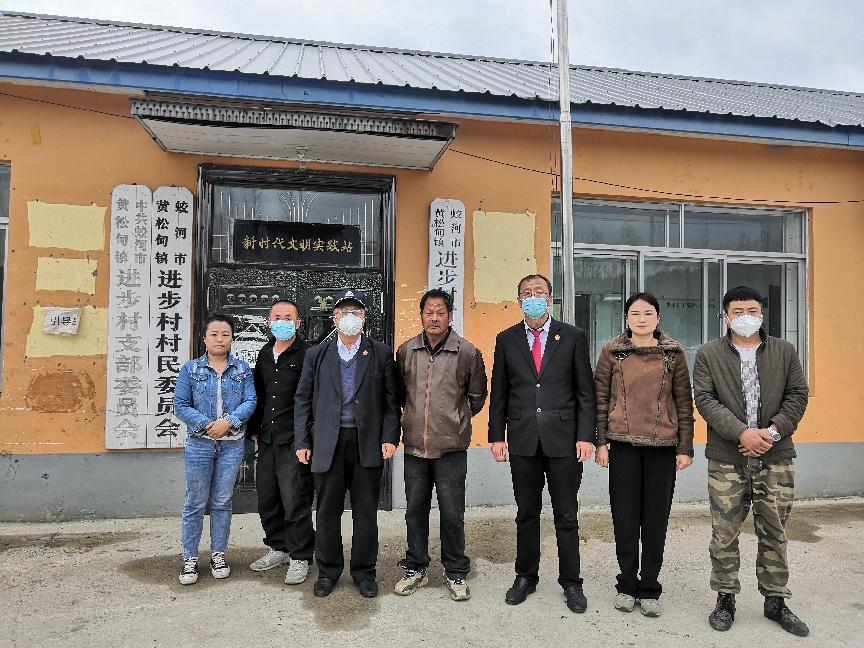 白石山林区基层法院走进进步村