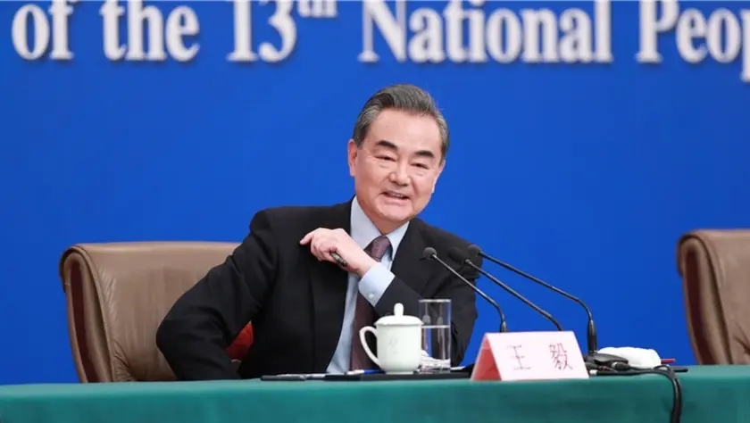 王毅同希腊外长登迪亚斯通电话