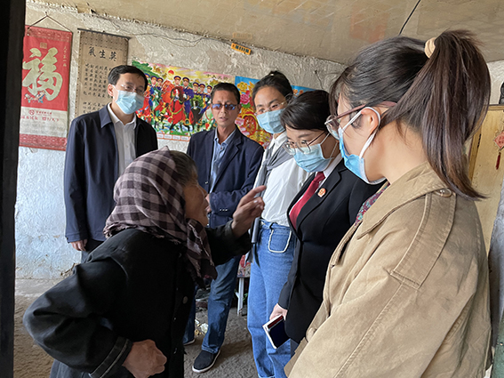 乾安法院：党徽法徽相映红 关爱帮扶暖民心