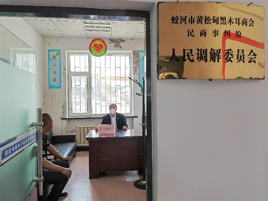 胸中担正义 国徽耀天平