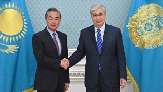 哈萨克斯坦总统托卡耶夫会见王毅