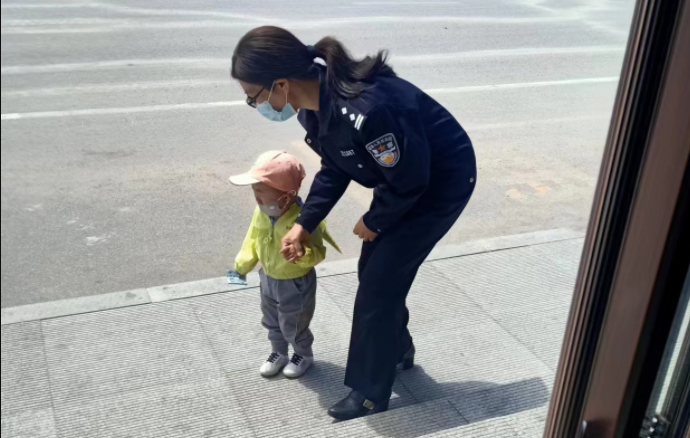 我为群众办实事之诉讼服务大厅里的“警花”