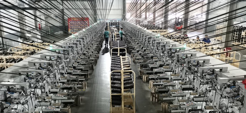 吉林化纤首条35K预浸料专用大丝束碳化线开车成功。（吉林化纤集团供图）