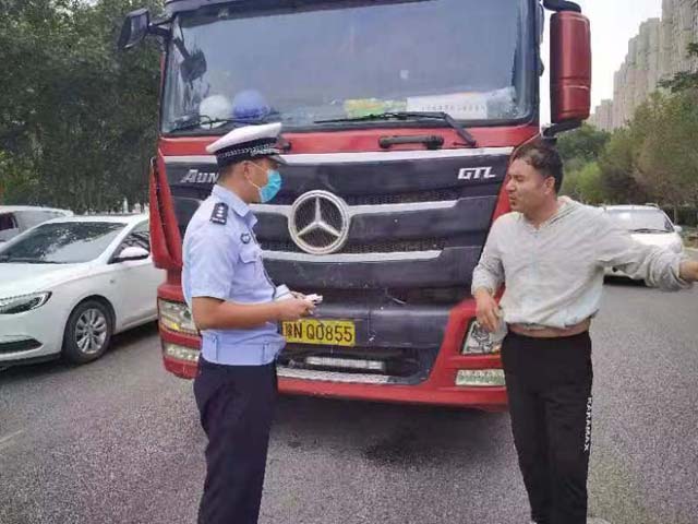 商丘：超载抢行闯红灯 整治大货车违法