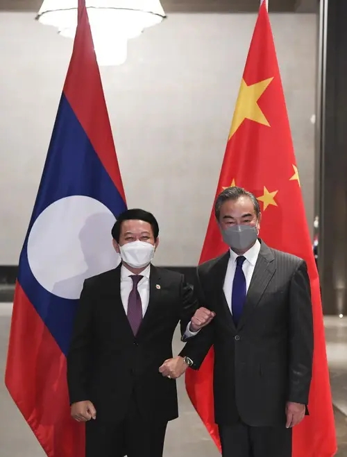 王毅会见老挝副总理兼外长沙伦赛