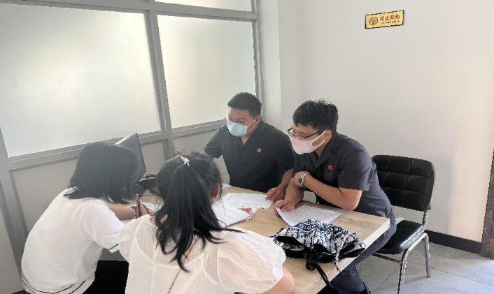 临江法院：耐心细致 服务群众