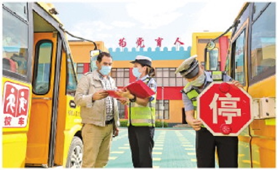 各地公安机关护校安园为孩子撑起“安全伞”