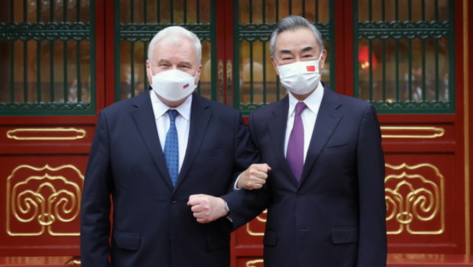 王毅会见俄罗斯驻华大使杰尼索夫