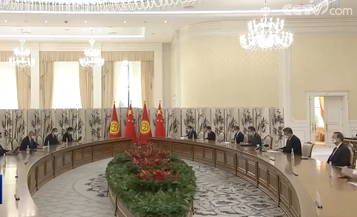 习近平会见吉尔吉斯斯坦总统扎帕罗夫