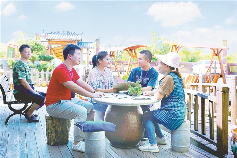 锲而不舍纠“四风”树新风