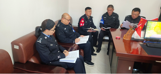 白石山林区基层法院 “五项教育”抓警队建