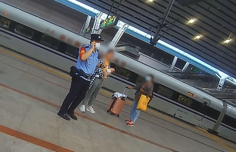 一女子涉嫌拐骗婴儿，群众报警，民警拿下！