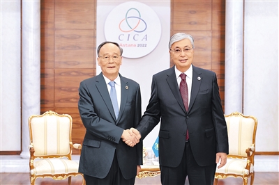 王岐山会见哈萨克斯坦总统托卡耶夫并出席亚