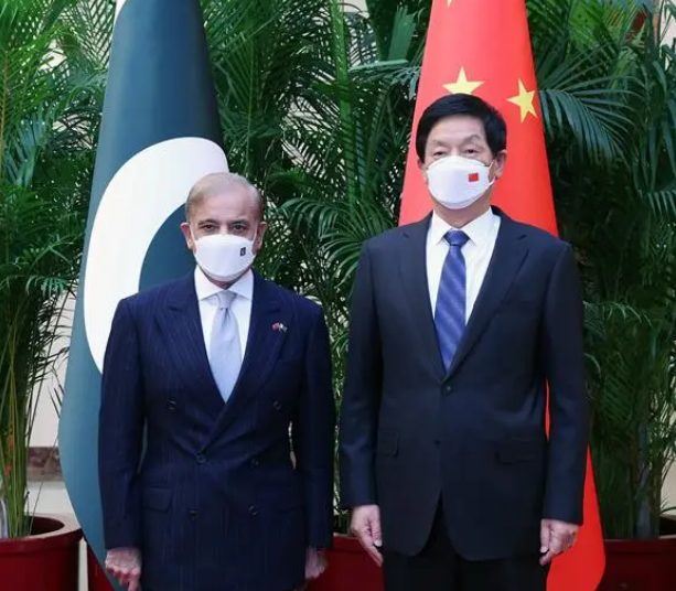 栗战书会见巴基斯坦总理夏巴兹