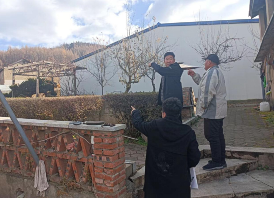 双方证据有争议 实地勘查显公正