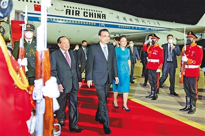 离京出席东亚合作领导人系列会议并对柬埔寨