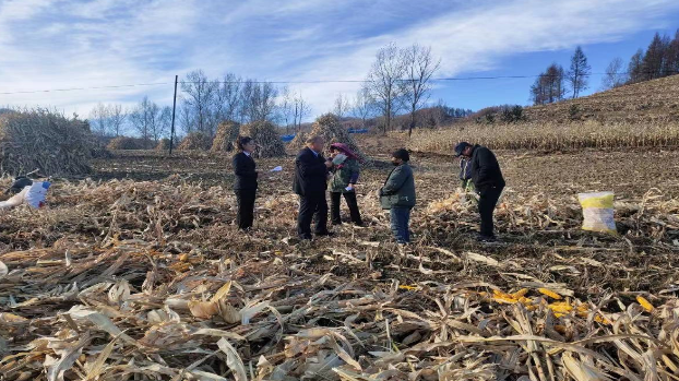 白石山林区基层法院：法官普法进田间