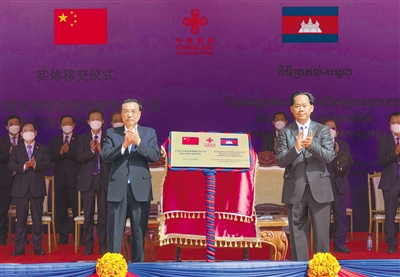 李克强参观中柬文化遗产交流合作30年成果