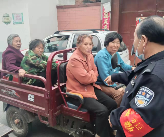 丁河派出所扎实开展农村道路交通安全劝导工