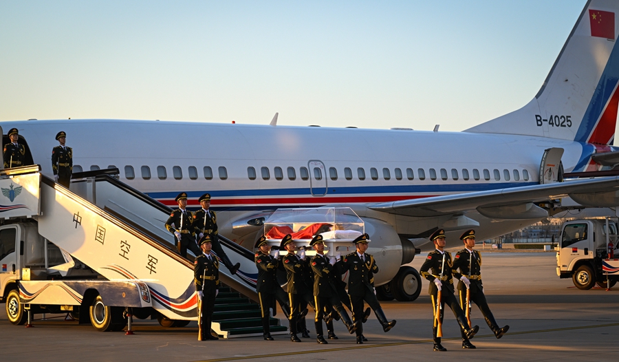 江泽民同志遗体由专机敬移北京