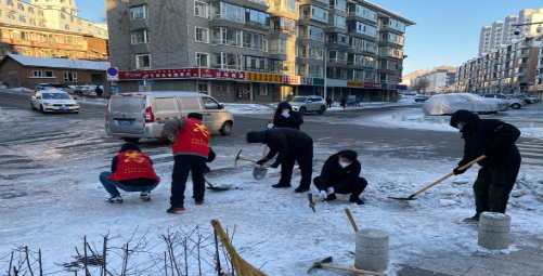 扫雪除冰，保障安全出行
