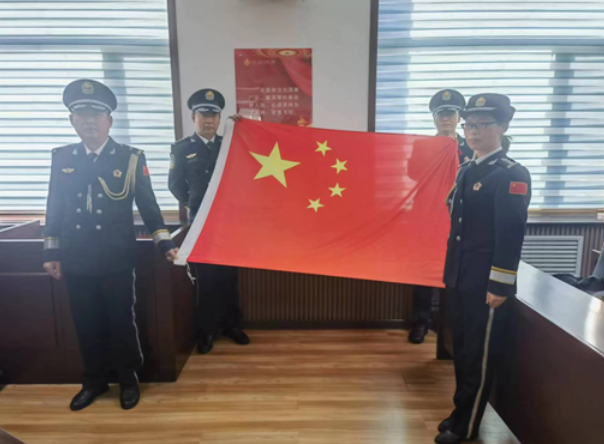 盛装正风纪警队展新容   