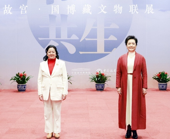 彭丽媛与菲律宾总统夫人丽莎共同参观国家博