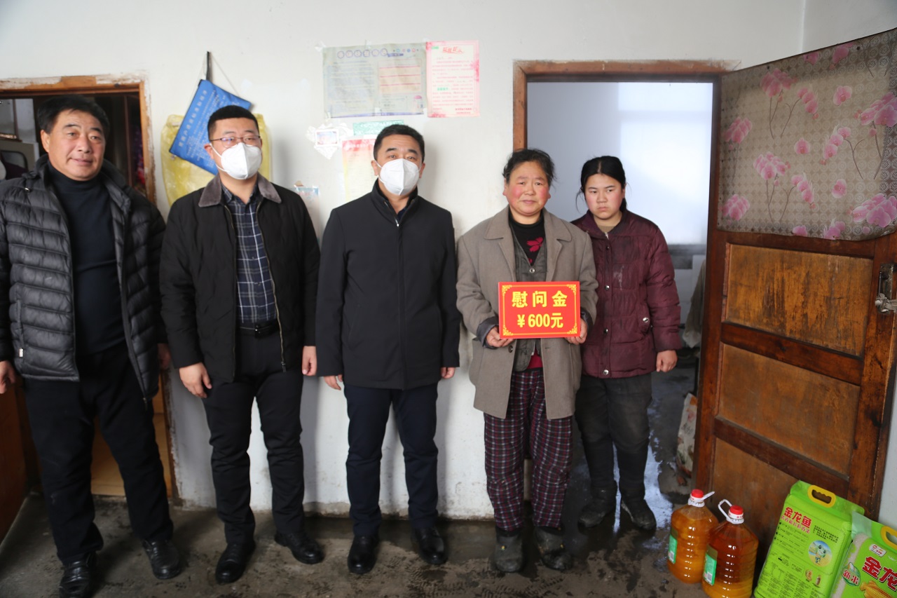 春节送温暖，岁寒情谊深