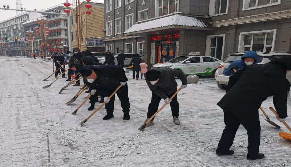长白法院干警齐上阵 义务扫雪暖人心