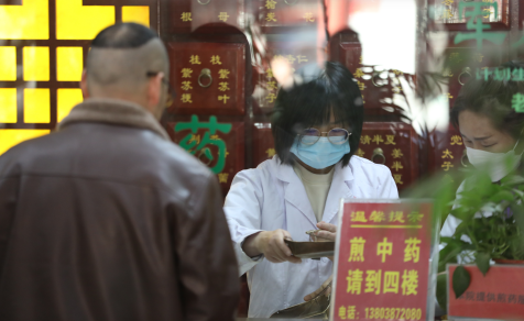 大手牵小手 借力快步走