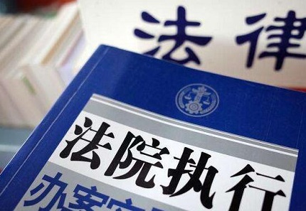 永吉法院： 古稀老人出门难，法官上门发放