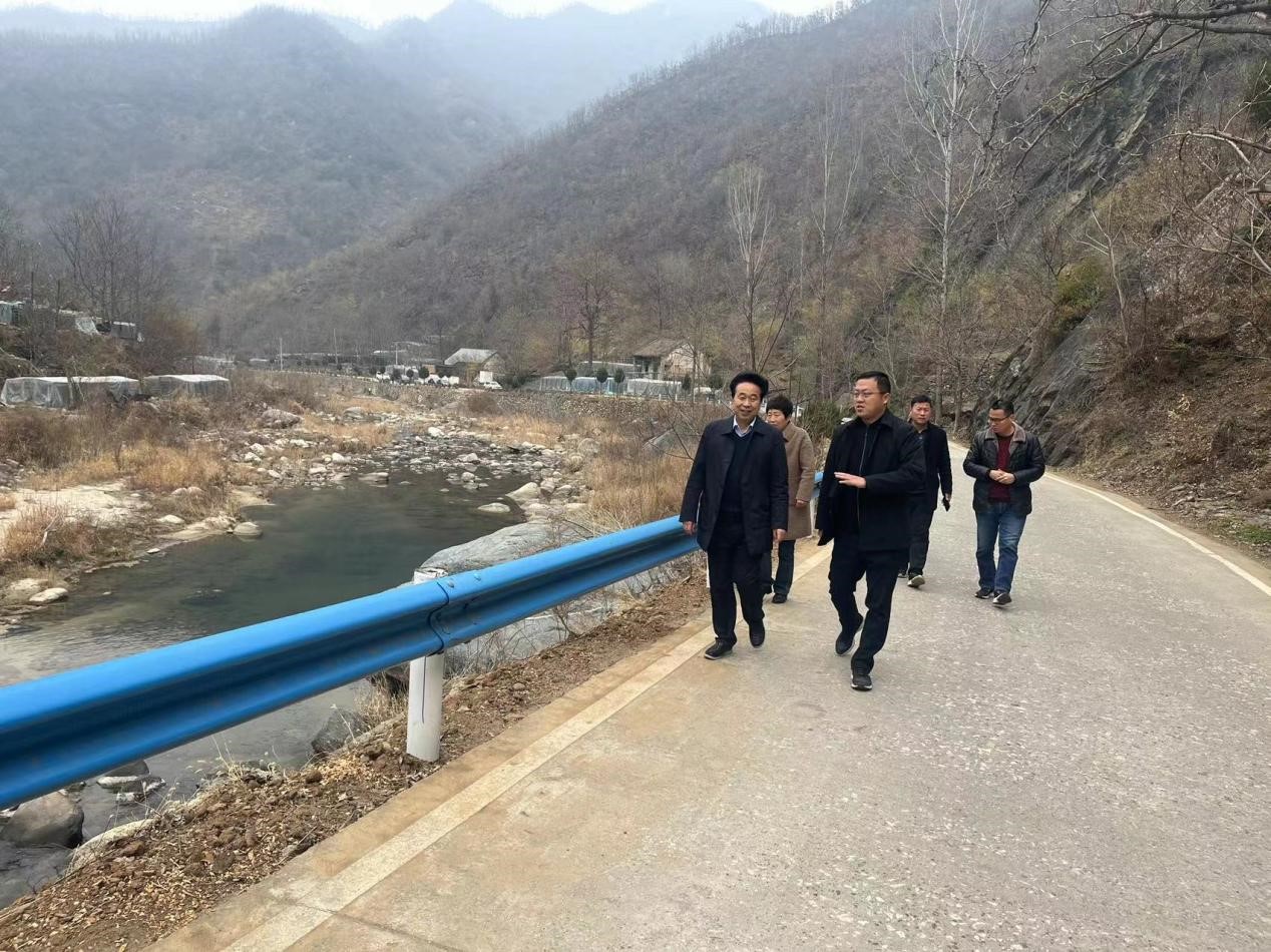 西峡县石界河镇：跟着河长去巡河