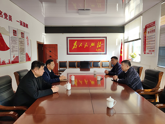 前郭法院院长高双林到浩特芒哈村对接村党支