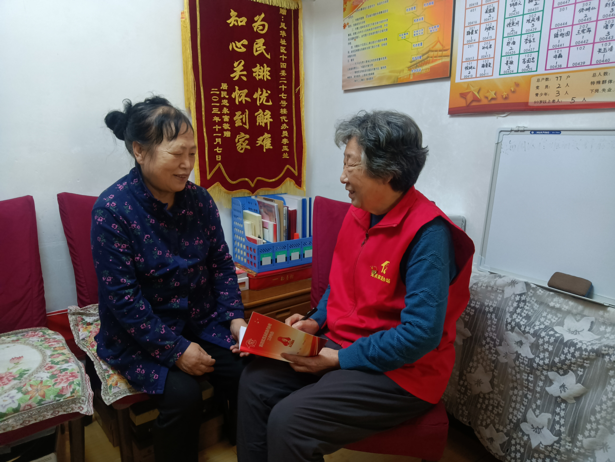 雷锋社区志愿者做好居民心理疏导。&nbsp;&nbsp;&nbsp;&nbsp;抚顺市望花区委宣传部供图