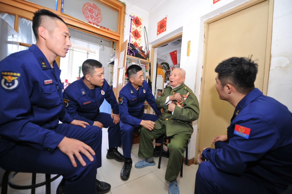 启工消防救援站消防救援人员看望退伍老兵。&nbsp;&nbsp;&nbsp;&nbsp;辽宁省消防救援总队供图