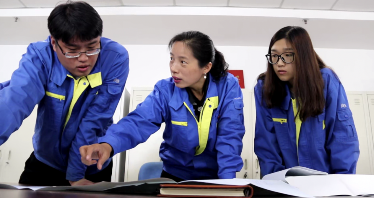 姜妍（中）在与同事进行工作交流。&nbsp;&nbsp;&nbsp;&nbsp;沈鼓集团党委宣传部供图