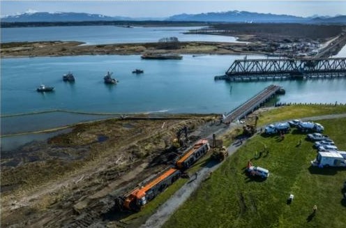 美国铁路事故频发 又有一列火车脱轨起火致